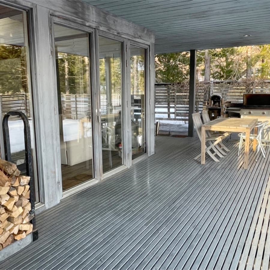 山中湖コテージ GARDEN SHEDのデッキにはBBQコンロやピザ釜があります